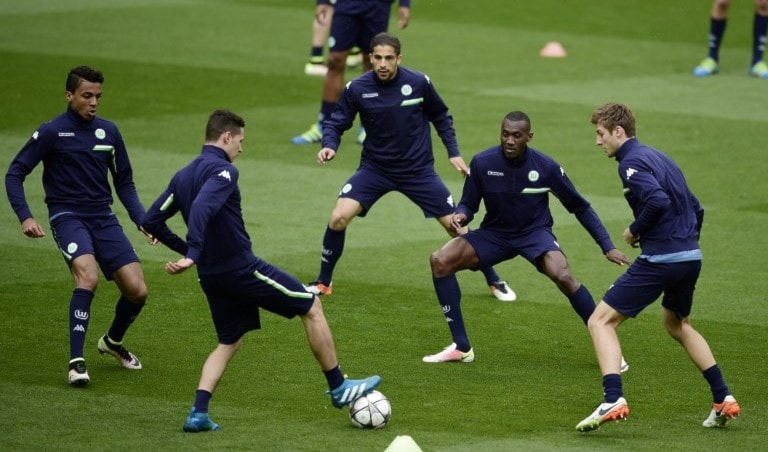 لاعبو فولفسبورغ في حصة تدريبية استعداداً لمواجهة ريال مدريد (أ ف ب) لاعبو فولفسبورغ في حصة تدريبية استعداداً لمواجهة ريال مدريد (أ ف ب)