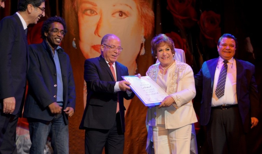 الفنانة سميحة أيوب خلال تكريمها من قبل وزير الثقافة حلمي النمنم الفنانة سميحة أيوب خلال تكريمها من قبل وزير الثقافة حلمي النمنم