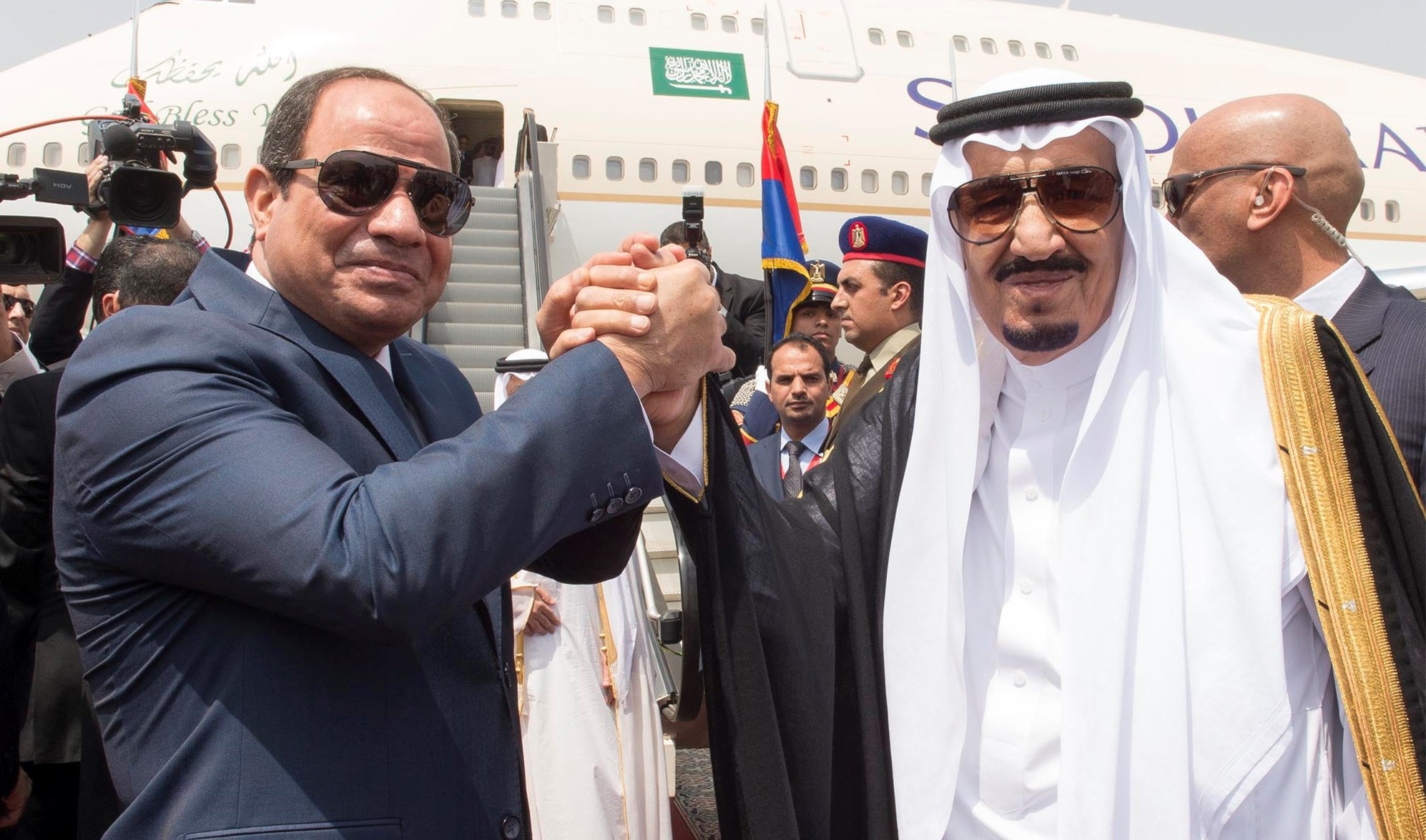 الانتقادات طالت السيسي على خلفية التنازل عن جزيرتي تيران وصنافير الانتقادات طالت السيسي على خلفية التنازل عن جزيرتي تيران وصنافير