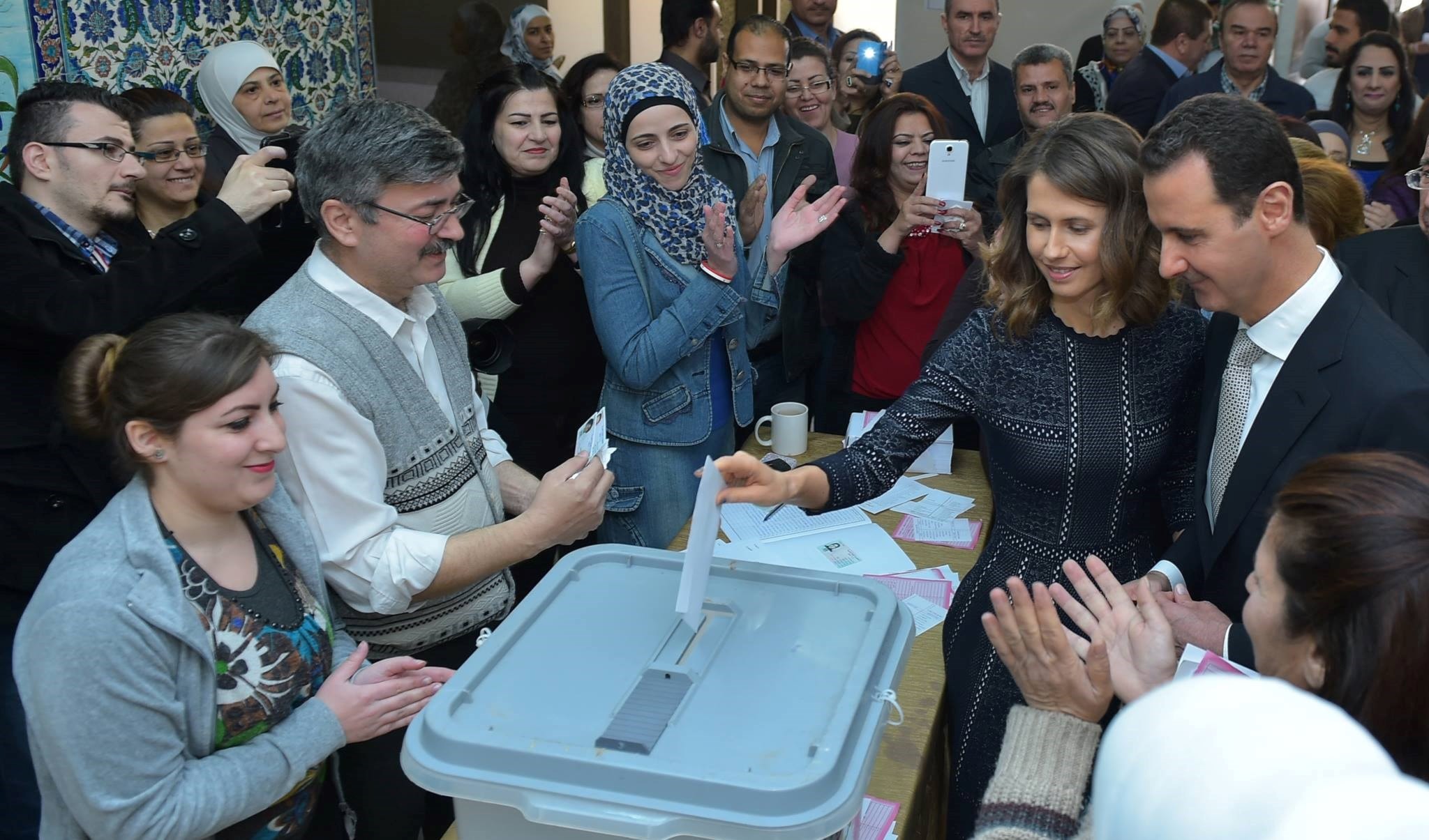 الأسد وعقيلته يدليان بصوتيهما في أحد مراكز الاقتراع في العاصمة السورية الأسد وعقيلته يدليان بصوتيهما في أحد مراكز الاقتراع في العاصمة السورية