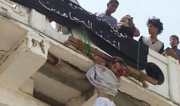 القاعدة ينفذ الاعدام بالعنصرين على جسر المكلا القاعدة ينفذ الاعدام بالعنصرين على جسر المكلا
