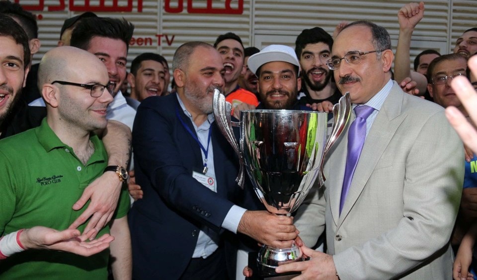 فريق الميادين يسلم الكأس لرئيس مجلس إدارة القناة غسان بن جدو فريق الميادين يسلم الكأس لرئيس مجلس إدارة القناة غسان بن جدو