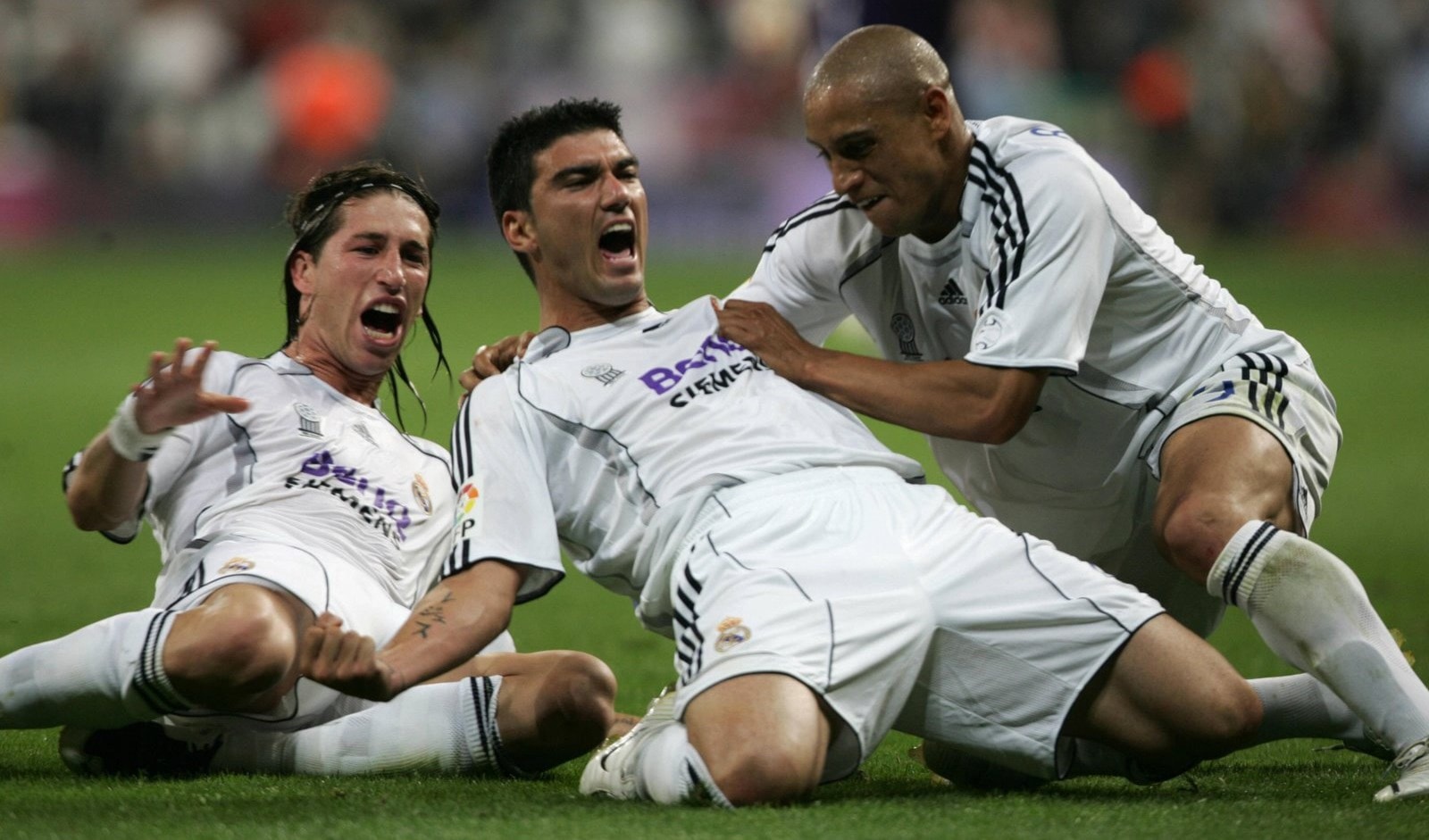لاعبو الريال يحتفلون بهدف حسم الدوري في موسم 2006-2007 لاعبو الريال يحتفلون بهدف حسم الدوري في موسم 2006-2007