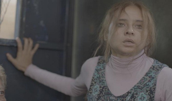 نيلي كريم داخل عربة الترحيلات في فيلم "اشتباك" نيلي كريم داخل عربة الترحيلات في فيلم "اشتباك"