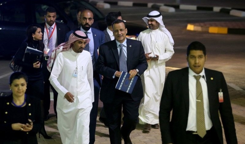 وزير الخارجية الكويتي يبدي تفاؤله بنتائج المشاورات. وزير الخارجية الكويتي يبدي تفاؤله بنتائج المشاورات.