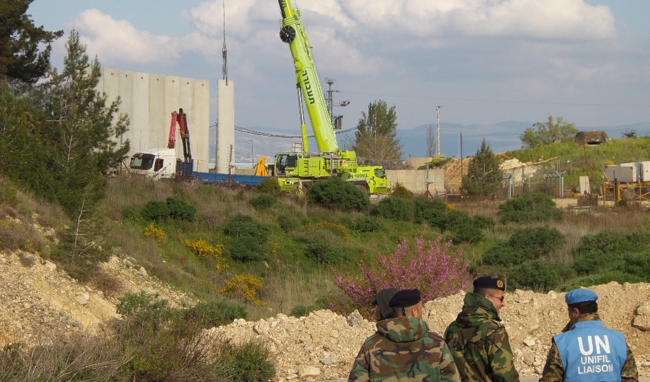 قوات الاحتلال بدأت بحفريات بناء الجدار في العديسة قوات الاحتلال بدأت بحفريات بناء الجدار في العديسة