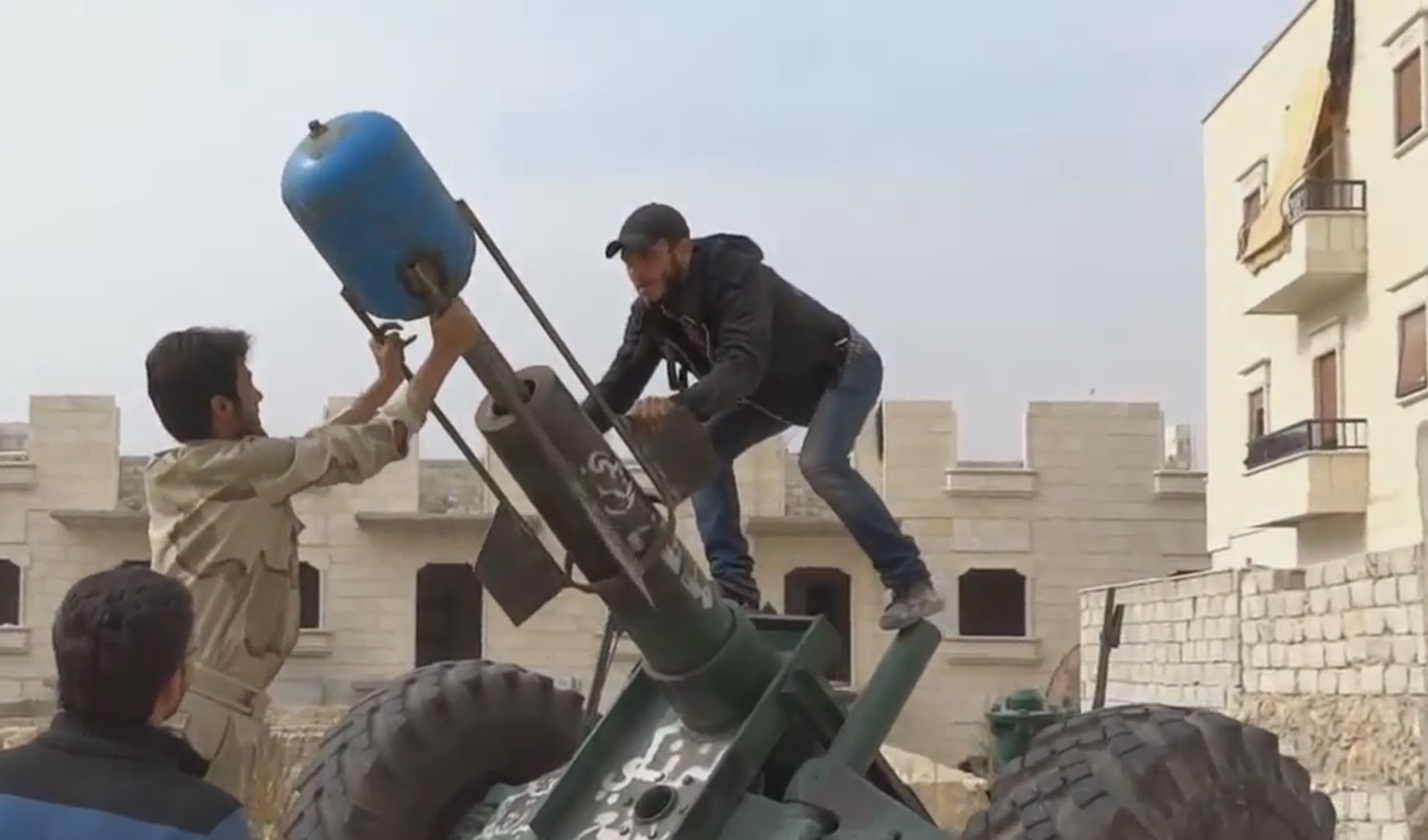 مسلحون سوريون معارضون يقصفون الأحياء السكنية في حلب بجرات الغاز مسلحون سوريون معارضون يقصفون الأحياء السكنية في حلب بجرات الغاز