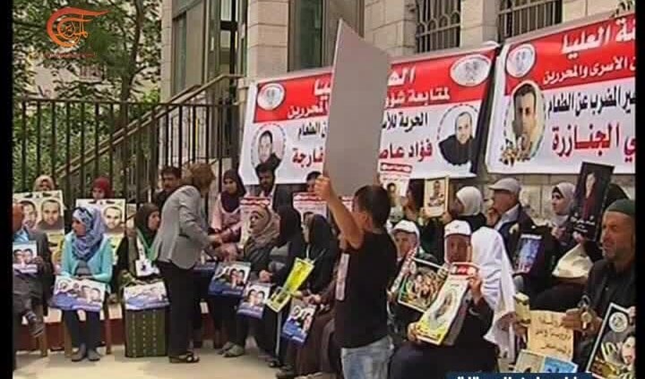 أهالي الأسرى يطالبون بالافراج عن أبنائهم المعتقلين والمضربين عن الطعام أهالي الأسرى يطالبون بالافراج عن أبنائهم المعتقلين والمضربين عن الطعام