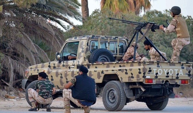 اشتباكات عنيفة في مدينة درنة بين الجيش الليبي والجماعات المسلحة اشتباكات عنيفة في مدينة درنة بين الجيش الليبي والجماعات المسلحة