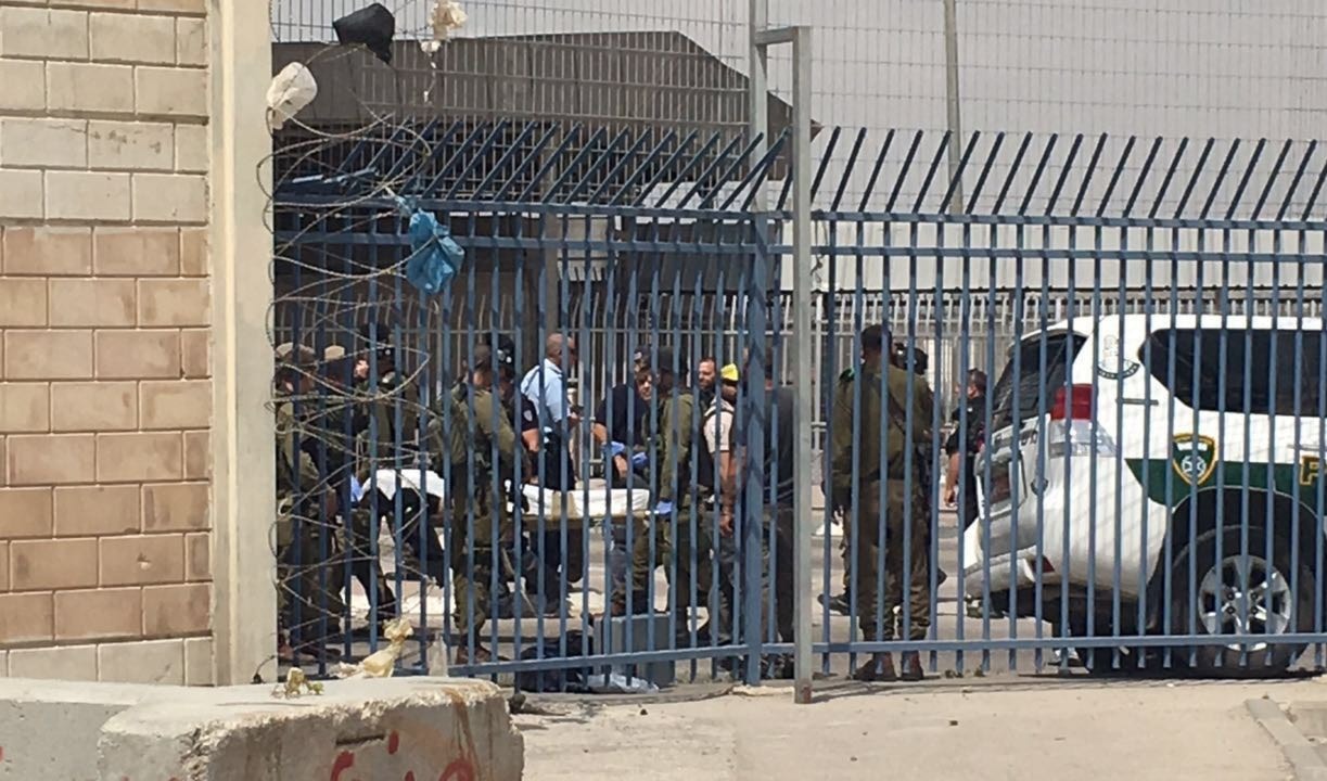 إصابة ثلاثة جنود إسرائيليين بينهم ضابط إثر انفجار عبوة على مدخل بلدة حزما بين رام الله والقدس. إصابة ثلاثة جنود إسرائيليين بينهم ضابط إثر انفجار عبوة على مدخل بلدة حزما بين رام الله والقدس.