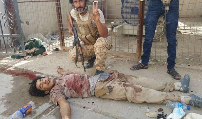 صورة حصرية للميادين نت تظهر عنصر من داعش مقتولاً وبجانبة أحد عناصر القوات العراقية في عامرية الفلوجة صورة حصرية للميادين نت تظهر عنصر من داعش مقتولاً وبجانبة أحد عناصر القوات العراقية في عامرية الفلوجة