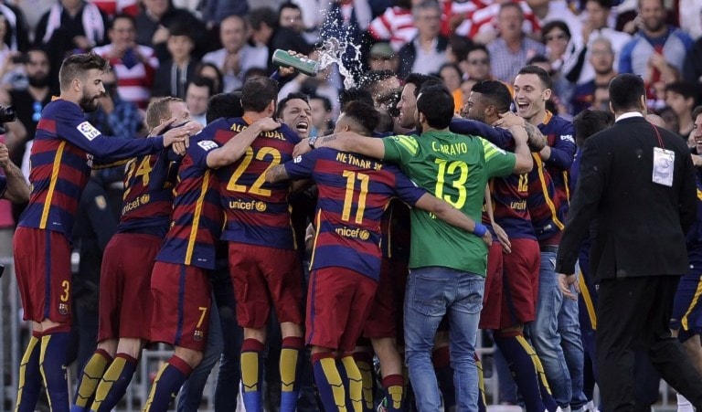 لاعبو برشلونة يحتفلون باللقب (أ ف ب) لاعبو برشلونة يحتفلون باللقب (أ ف ب)