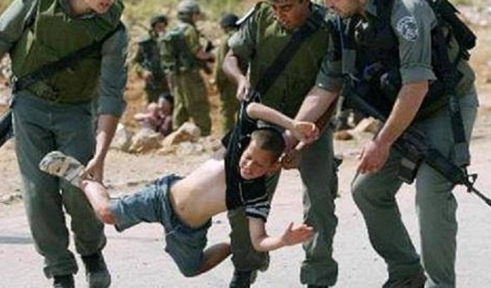 طفل فلسطيني يعنف على أيدي جنود الاحتلال الاسرائيلي طفل فلسطيني يعنف على أيدي جنود الاحتلال الاسرائيلي