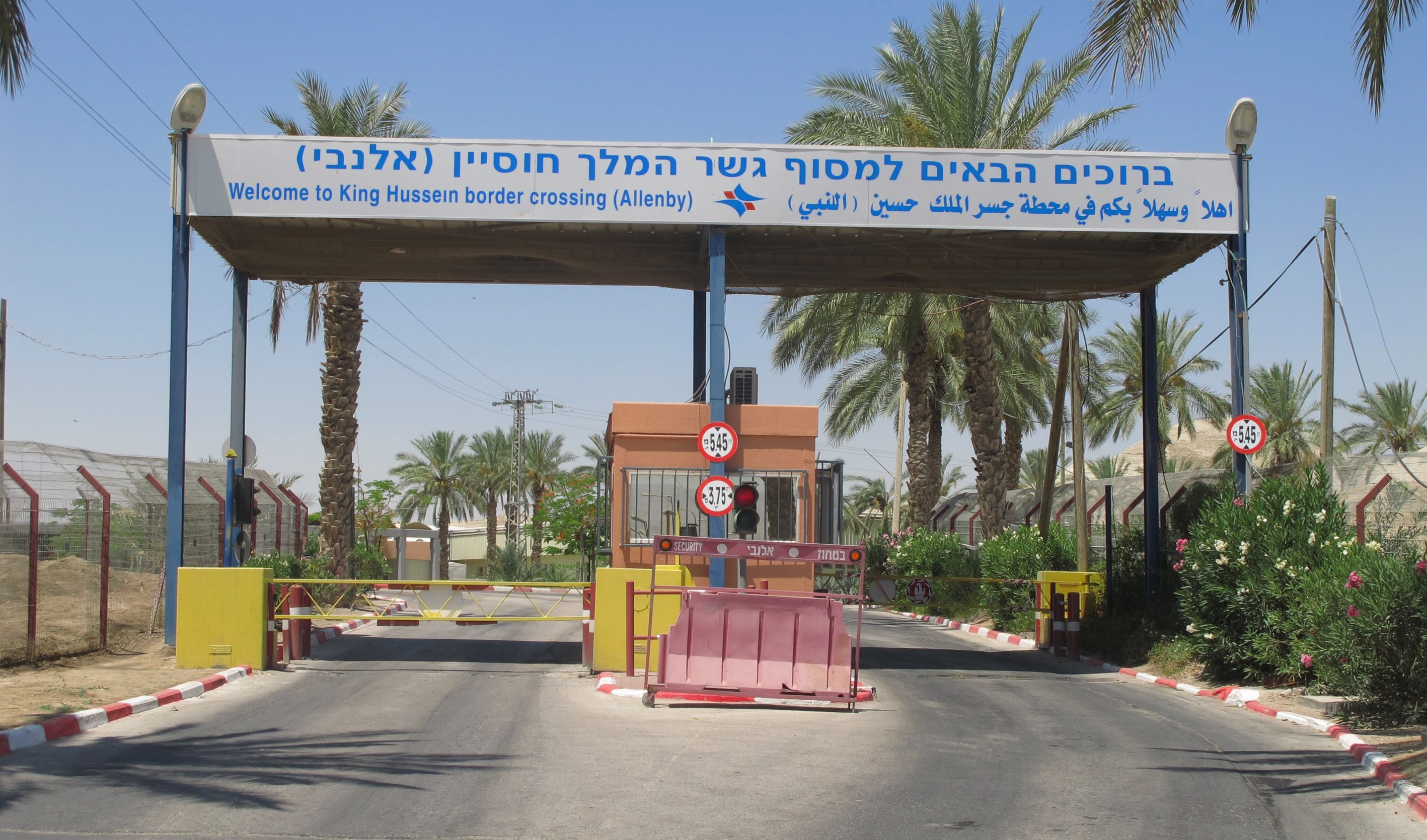 هآرتس: "هيومن رايتس ووتش" تلقت مؤخرا عشرات الشكاوى من الفلسطينيين الذين تم رفض دخولهم إلى الأردن. هآرتس: "هيومن رايتس ووتش" تلقت مؤخرا عشرات الشكاوى من الفلسطينيين الذين تم رفض دخولهم إلى الأردن.