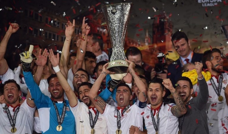 لاعبو إشبيلية يرفعون كأس البطولة (أ ف ب) لاعبو إشبيلية يرفعون كأس البطولة (أ ف ب)