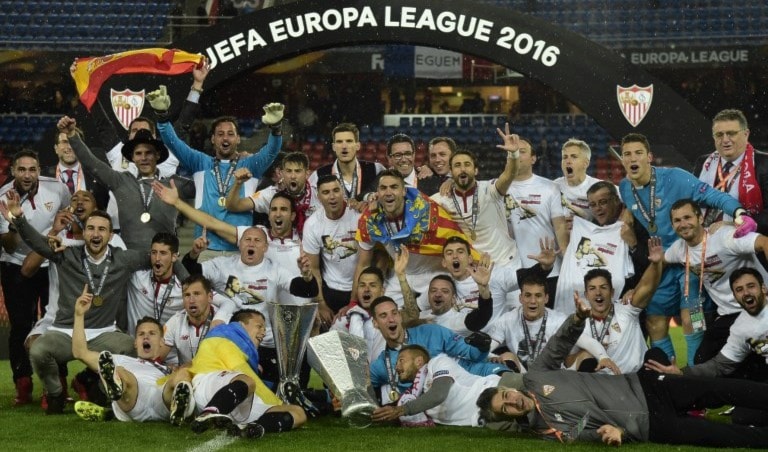 لاعبو اشبيلية يبتقطون صورة وهم يحتفلون بكأس الدوري الأوروبي (أ ف ب) لاعبو اشبيلية يبتقطون صورة وهم يحتفلون بكأس الدوري الأوروبي (أ ف ب)