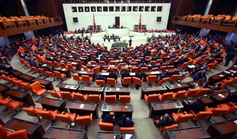 البرلمان التركي يرفع الحصانة عن 138 نائباً مقربين من المعارضة (ا ف ب) البرلمان التركي يرفع الحصانة عن 138 نائباً مقربين من المعارضة (ا ف ب)
