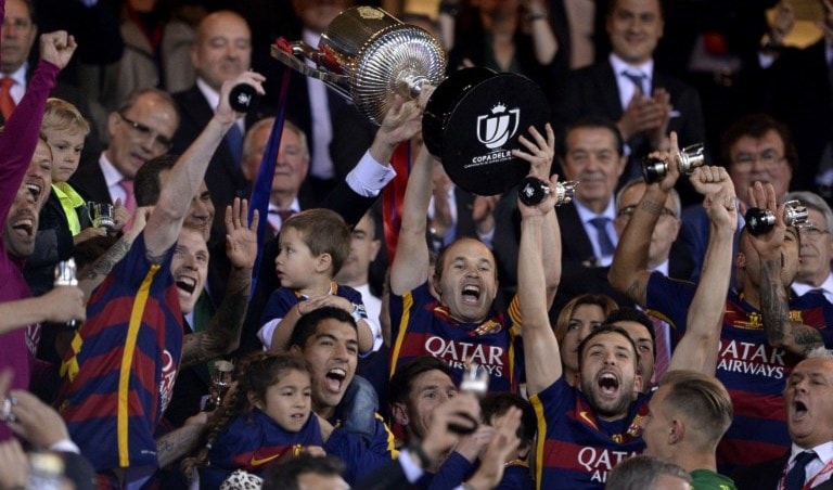 لاعبو برشلونة خلال تتويجهم (أ ف ب) لاعبو برشلونة خلال تتويجهم (أ ف ب)