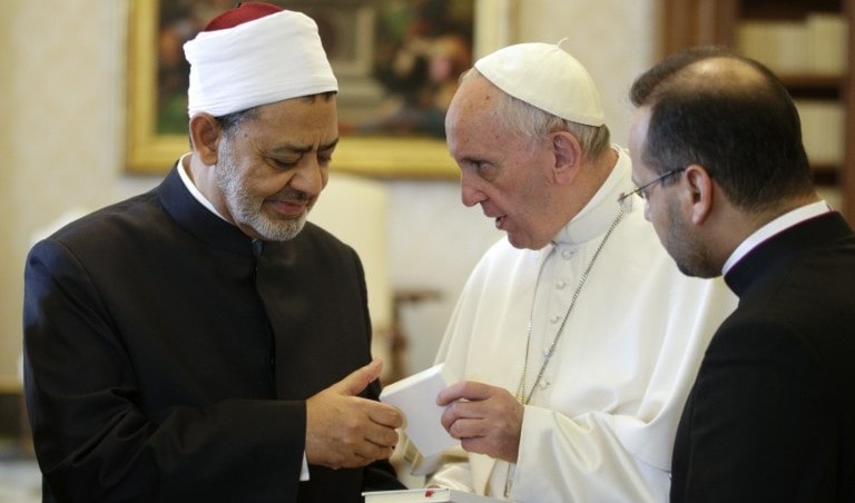 البابا فرنسيس والشيخ أحمد الطيب يتبادلان الهدايا (أ ف ب) البابا فرنسيس والشيخ أحمد الطيب يتبادلان الهدايا (أ ف ب)