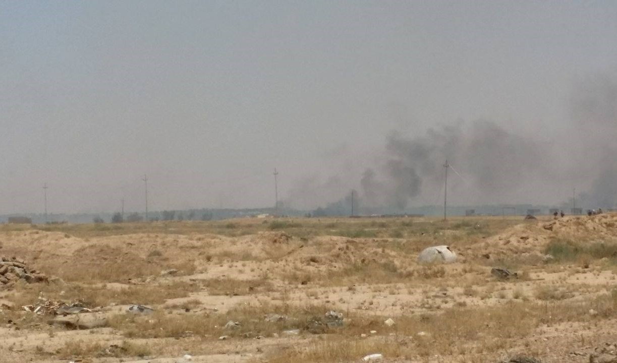 أعمدة الدخان اختلطت بالسحاب ودونه في سماء المدينة أعمدة الدخان اختلطت بالسحاب ودونه في سماء المدينة