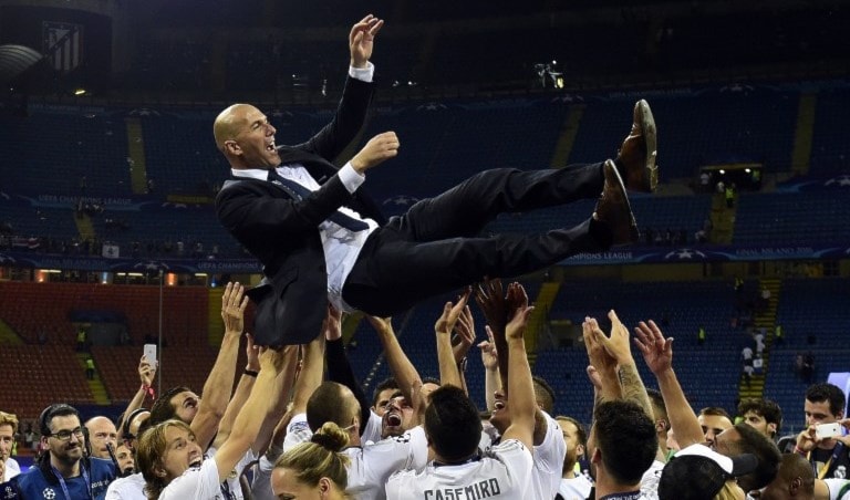 لاعو ريال مدريد يحتفلون مع مدربهم زيدان (أ ف ب) لاعو ريال مدريد يحتفلون مع مدربهم زيدان (أ ف ب)