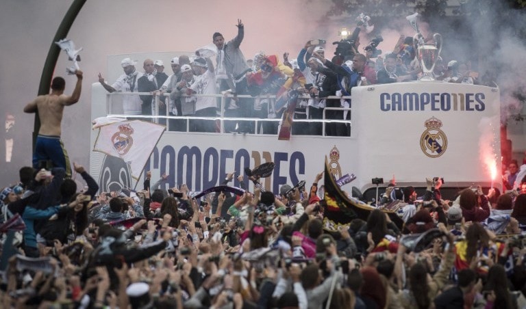 حافلة ريال مدريد بين جماهير الفريق (أ ف ب) حافلة ريال مدريد بين جماهير الفريق (أ ف ب)