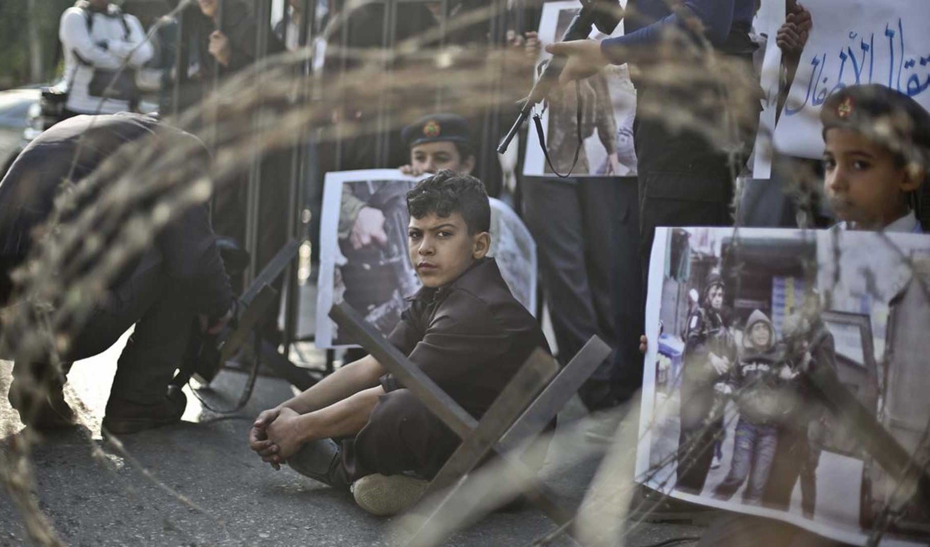 هآرتس: تحقق الشرطة العسكرية في اشتباه بجنود نكلوا على مدى ثلاثة ايام بقاصرين فلسطينيين اجتازوا الحدود من غزة. هآرتس: تحقق الشرطة العسكرية في اشتباه بجنود نكلوا على مدى ثلاثة ايام بقاصرين فلسطينيين اجتازوا الحدود من غزة.