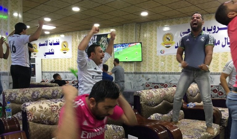 مشجعون لريال مدريد يتابعون النهائي في أحد المقاهي في العراق (أ ف ب) مشجعون لريال مدريد يتابعون النهائي في أحد المقاهي في العراق (أ ف ب)