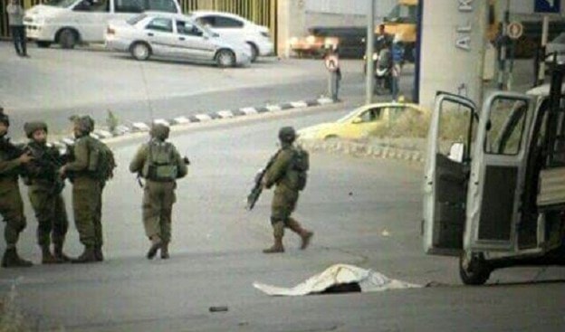 الشاب الفلسطيني بعد رميه بالرصاص من قبل قوات الاحتلال الشاب الفلسطيني بعد رميه بالرصاص من قبل قوات الاحتلال