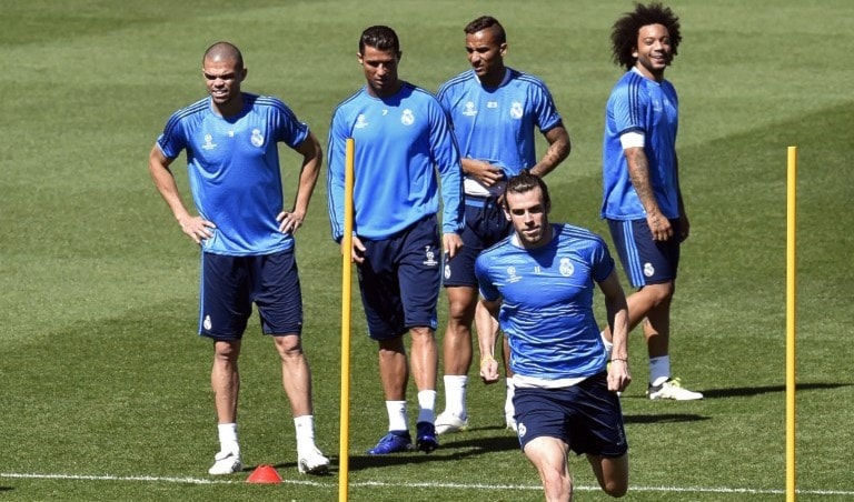 لاعبو ريال مدريد في حصة تدريبية استعداداً للمواجهة (أ ف ب) لاعبو ريال مدريد في حصة تدريبية استعداداً للمواجهة (أ ف ب)