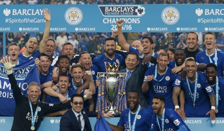 لاعبو ليستر يحتفلون مع كأس البطولة (أ ف ب) لاعبو ليستر يحتفلون مع كأس البطولة (أ ف ب)