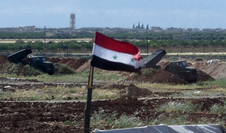 الجيش السوري وحلفائه يقصفون مواقع وتحركات المسلحين في خان طومان (أ ف ب) الجيش السوري وحلفائه يقصفون مواقع وتحركات المسلحين في خان طومان (أ ف ب)