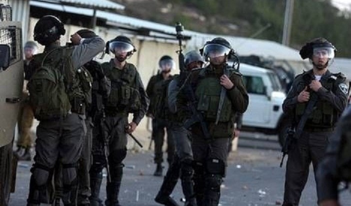 قوات الاحتلال تحاصر الضفة الغربية لليوم الثالث على التوالي قوات الاحتلال تحاصر الضفة الغربية لليوم الثالث على التوالي