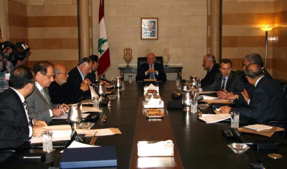 ينقل عن مسؤولين فرنسيين وعرب أن من المتعذر تأليف حكومة يكون حزب الله في عدادها ينقل عن مسؤولين فرنسيين وعرب أن من المتعذر تأليف حكومة يكون حزب الله في عدادها