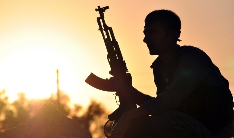 أحد المقاتلين في قوات سوريا الديمقراطية (أ ف ب) أحد المقاتلين في قوات سوريا الديمقراطية (أ ف ب)