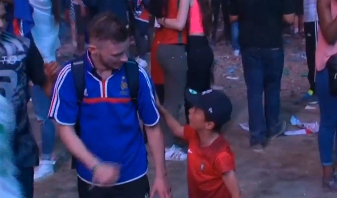الطفل البرتغالي يواسي الشاب الفرنسي عقب نهائي "يورو 2016" الطفل البرتغالي يواسي الشاب الفرنسي عقب نهائي "يورو 2016"