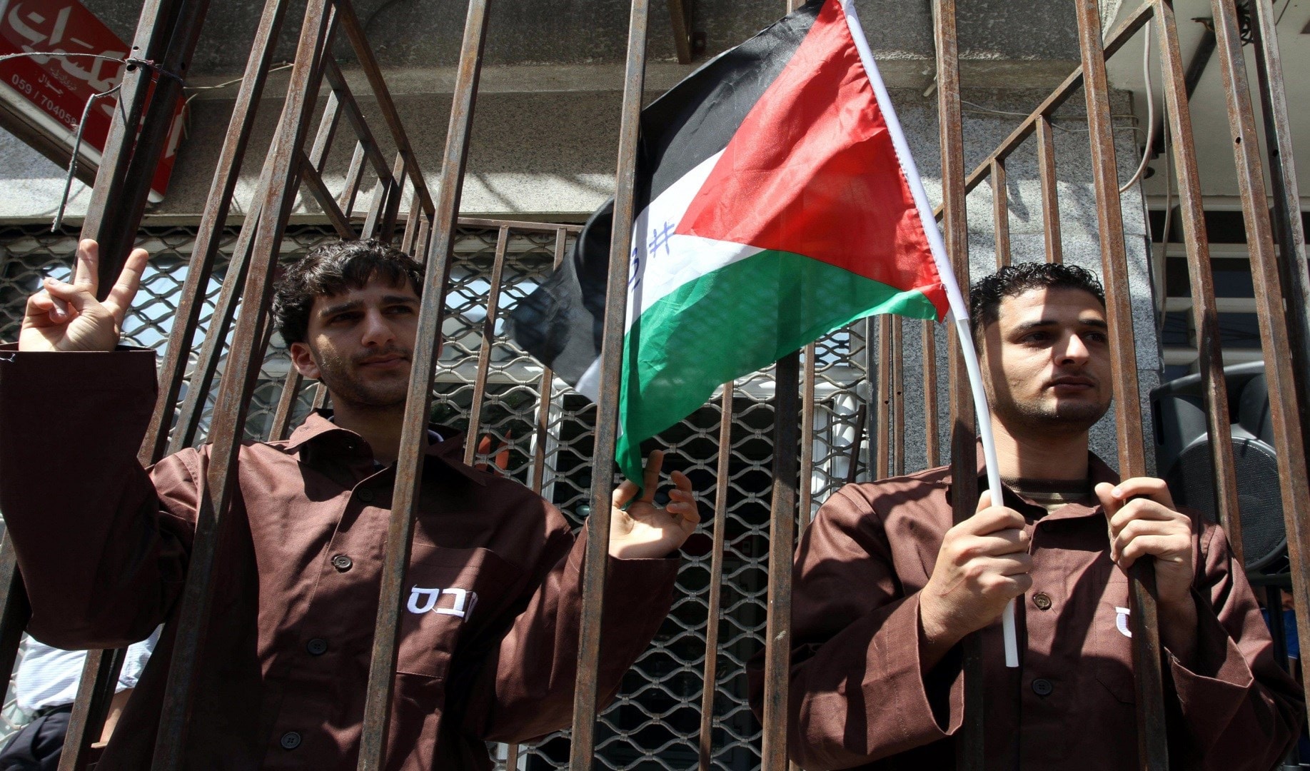 عدد الأسرى الفلسطينيين ارتفع إلى أكثر من 400 معتقل عدد الأسرى الفلسطينيين ارتفع إلى أكثر من 400 معتقل