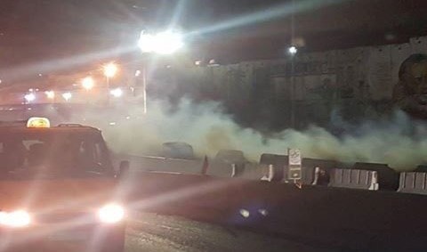 قوات الاحتلال أطلقت القنابل الصوتية والغازية على الفلسطينيين قوات الاحتلال أطلقت القنابل الصوتية والغازية على الفلسطينيين