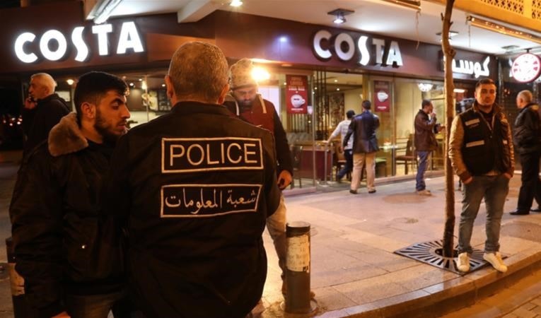 في شارع الحمراء لبنانيون وسوريون وفلسطينيون وعرب من جنسيات مختلفة، مطاعم وحانات ومقاه.. في شارع الحمراء لبنانيون وسوريون وفلسطينيون وعرب من جنسيات مختلفة، مطاعم وحانات ومقاه..