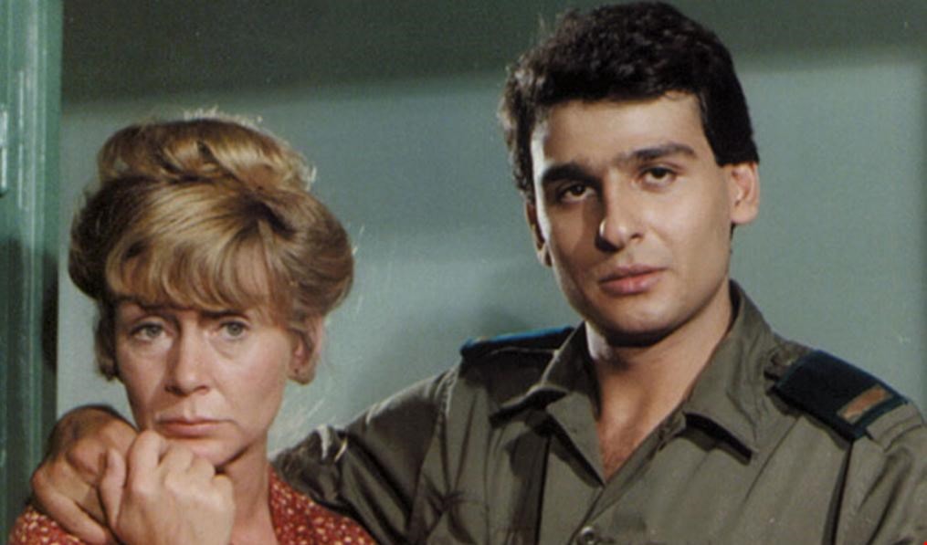 لقطة من فيلم "عائد إلى حيفا" (1982) من إخراج قاسم حول لقطة من فيلم "عائد إلى حيفا" (1982) من إخراج قاسم حول