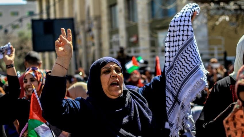 قدمت المرأة الفلسطينية تضحيات لا يمكن تعدادها أو الإحاطة بها قدمت المرأة الفلسطينية تضحيات لا يمكن تعدادها أو الإحاطة بها