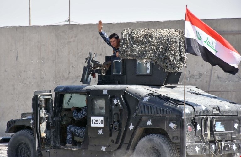 القوات العراقية في ألتون كوبري وتنتشر في كركوك وأربيل وقوات البيشمركة باتت خارج المحافظة بالكامل (أ ف ب) القوات العراقية في ألتون كوبري وتنتشر في كركوك وأربيل وقوات البيشمركة باتت خارج المحافظة بالكامل (أ ف ب)