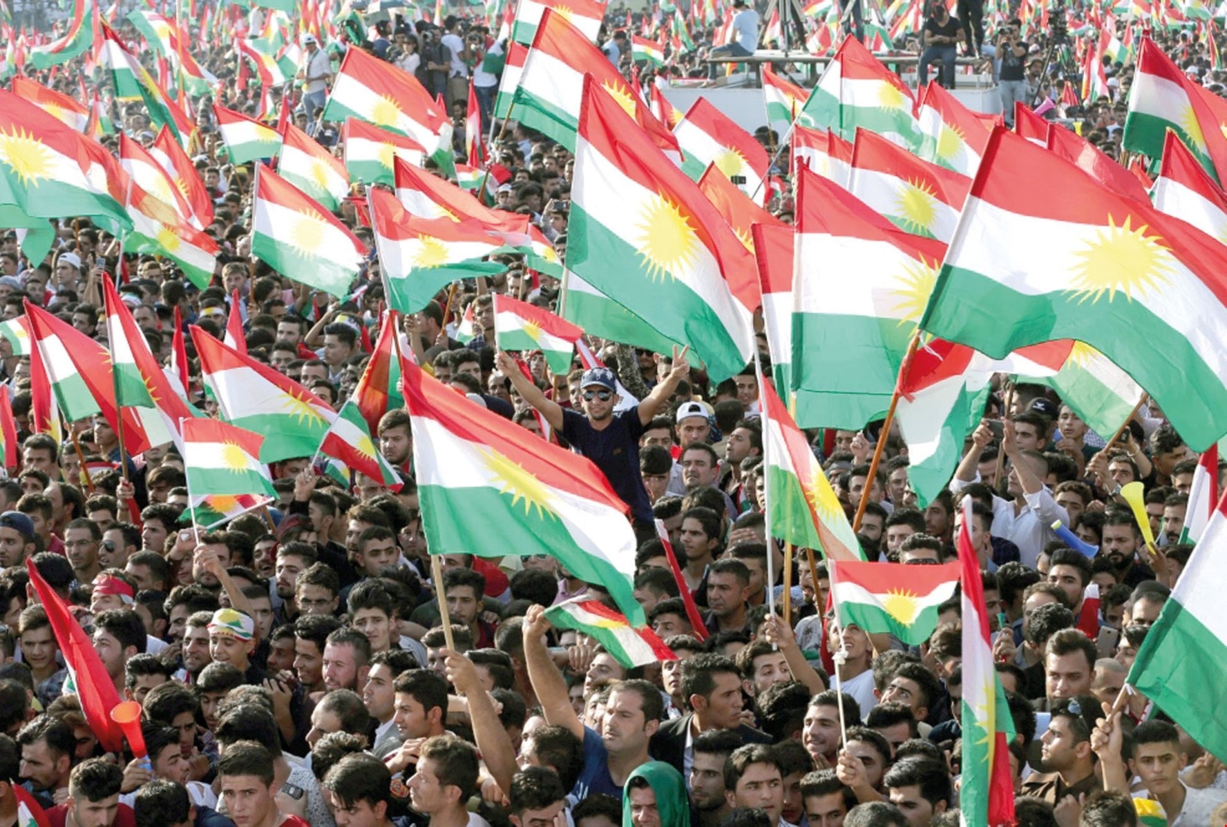 في العلن أعلن الملك سلمان وقوفه بشدّة خلف وحدة العراق، لكن وراء الكواليس أرسل البلاط الملكي مجموعة من الموفدين لتشجيع برزاني في مشروعه في العلن أعلن الملك سلمان وقوفه بشدّة خلف وحدة العراق، لكن وراء الكواليس أرسل البلاط الملكي مجموعة من الموفدين لتشجيع برزاني في مشروعه