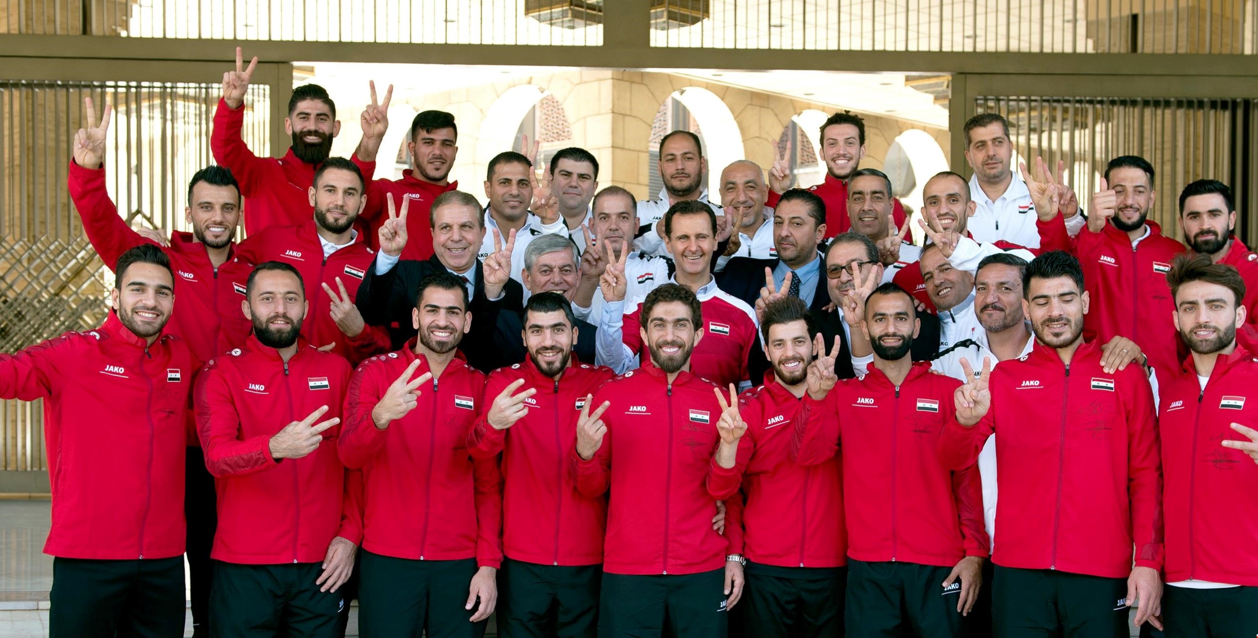 طاقم المنتخب السوري في صورة تذكارية مع الرئيس الأسد طاقم المنتخب السوري في صورة تذكارية مع الرئيس الأسد