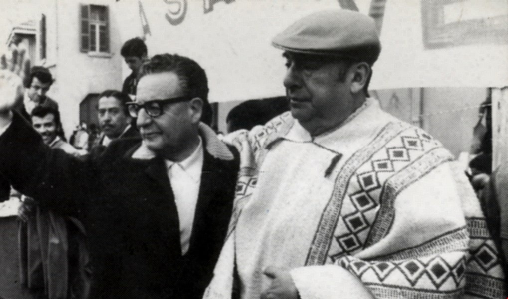 كان نيرواد مؤيداً وصديقاً شخصياً لسلفادور أليندي الذي أطاح به انقلاب بينوشيه كان نيرواد مؤيداً وصديقاً شخصياً لسلفادور أليندي الذي أطاح به انقلاب بينوشيه