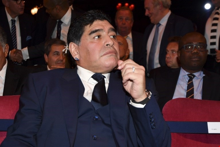 مارادونا خلال حفل "الفيفا" (أ ف ب) مارادونا خلال حفل "الفيفا" (أ ف ب)