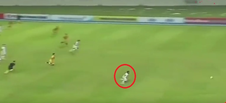 اللاعب منطلقاً نحو الكرة اللاعب منطلقاً نحو الكرة