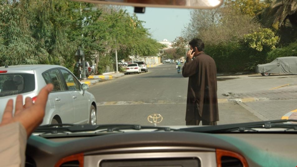 غرامة بقيمة 99 دولاراً لمن يعبر الشارع وهو يحدق بشاشة الهاتف في هاواي غرامة بقيمة 99 دولاراً لمن يعبر الشارع وهو يحدق بشاشة الهاتف في هاواي