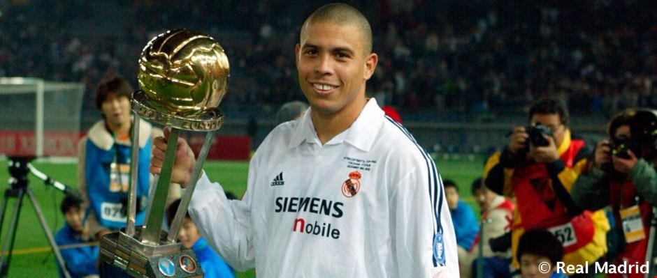 الظاهرة رونالدو رافعاً كأس انتركونتيننتال الذي فاز به ريال مدريد في العالم 2003 الظاهرة رونالدو رافعاً كأس انتركونتيننتال الذي فاز به ريال مدريد في العالم 2003