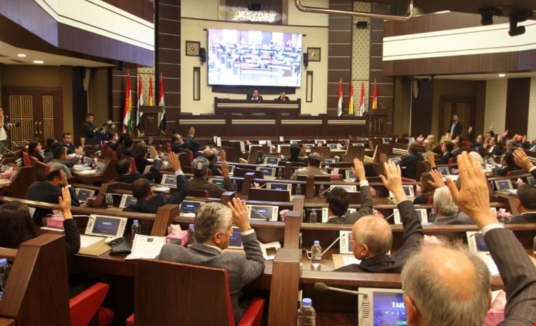 البرلمان وافق على تنحي برزاني بغالبية 70 صوتاً (أ ف ب) البرلمان وافق على تنحي برزاني بغالبية 70 صوتاً (أ ف ب)